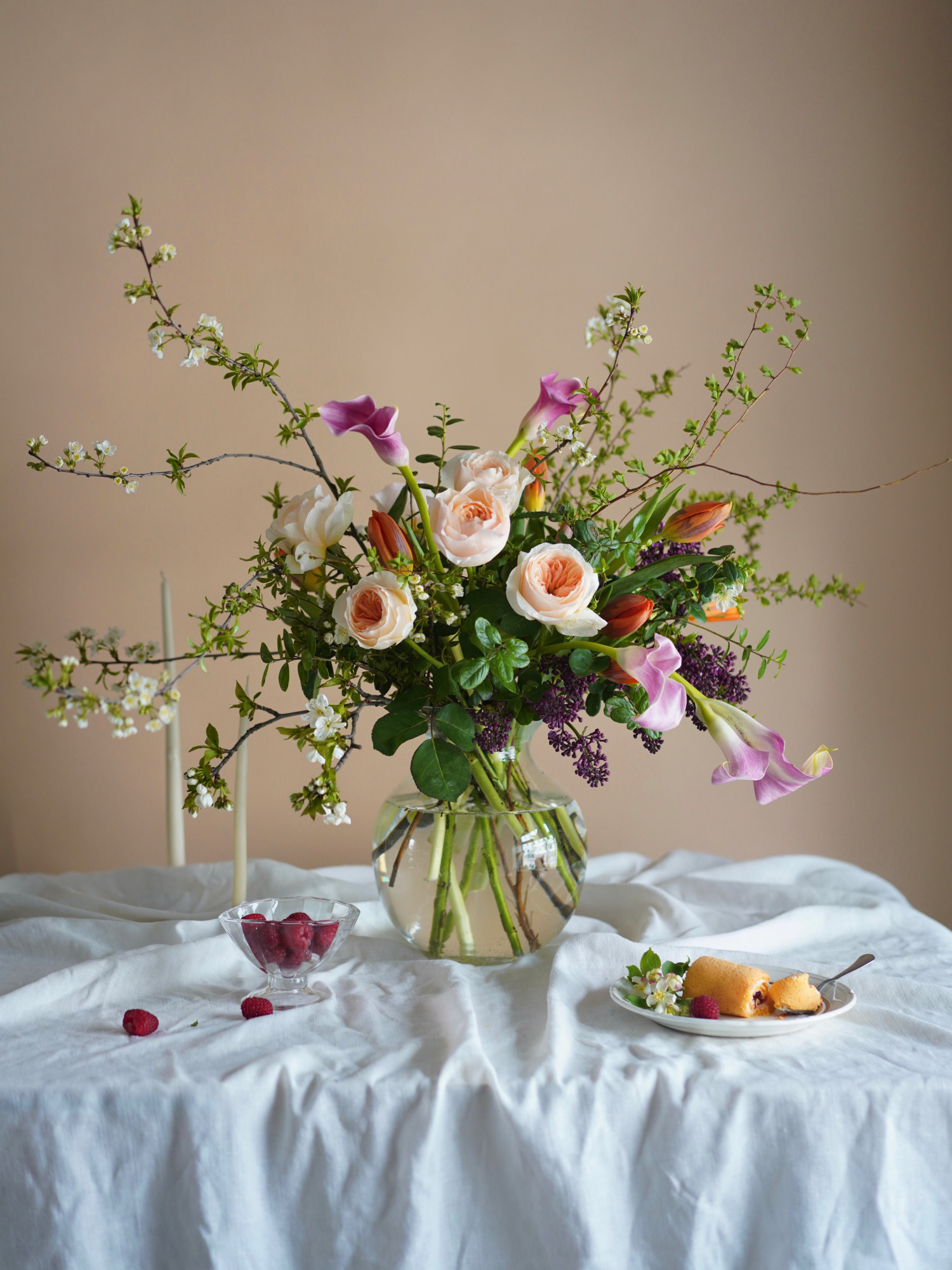 Букет «Фея Драже» с персиковыми розами и сиренью фото 1 &mdash; Городской букет