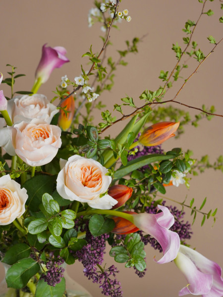 Букет «Фея Драже» с персиковыми розами и сиренью фото 2 &mdash; Городской букет