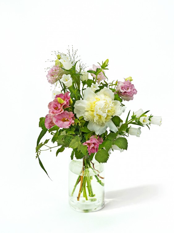 Букет «Майя» с пионом и зеленью малины — Городской букет