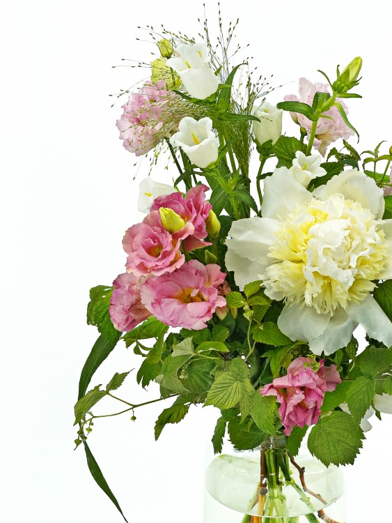 Букет «Майя» с пионом и зеленью малины — Городской букет