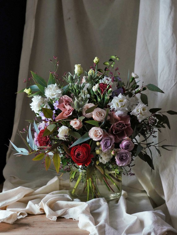 Букет «Утренняя звезда» в бело-сиреневой гамме с красными акцентами — Городской букет