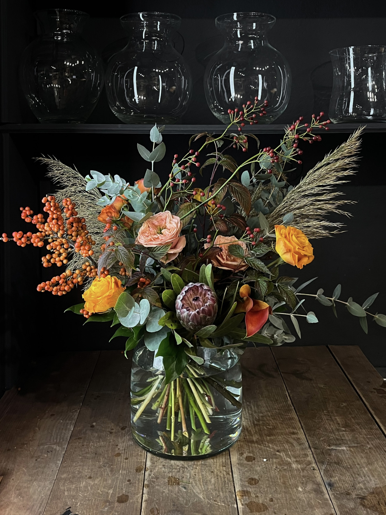 Букет «Солнечное касание» с протеей, каллами и пионовидными розами фото 1 — Городской букет