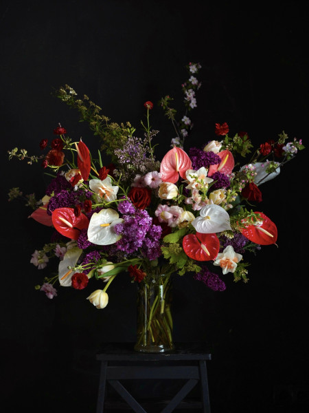 Букет «Весенний триумф» с антуриумами и сиренью, от 15 000 руб. фото 1 &mdash; Городской букет