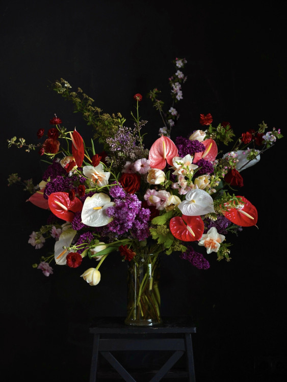 Букет «Весенний триумф» с антуриумами и сиренью, от 15 000 руб. &mdash; Городской букет