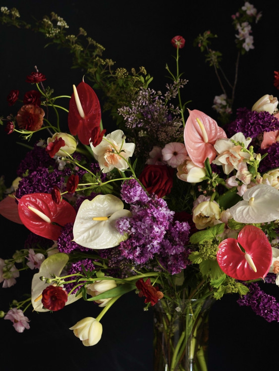 Букет «Весенний триумф» с антуриумами и сиренью, от 15 000 руб. &mdash; Городской букет