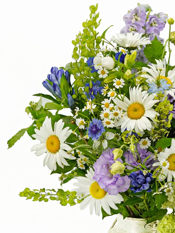 Букет «Ника» с ромашками, васильками и дельфиниумами, от 1650 руб. &mdash; Городской букет