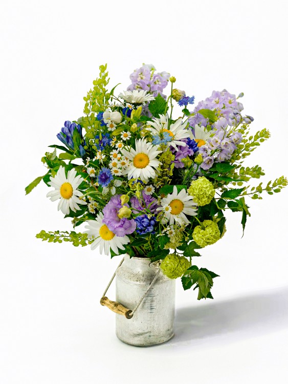 Букет «Ника» с ромашками, васильками и дельфиниумами, от 1650 руб. &mdash; Городской букет