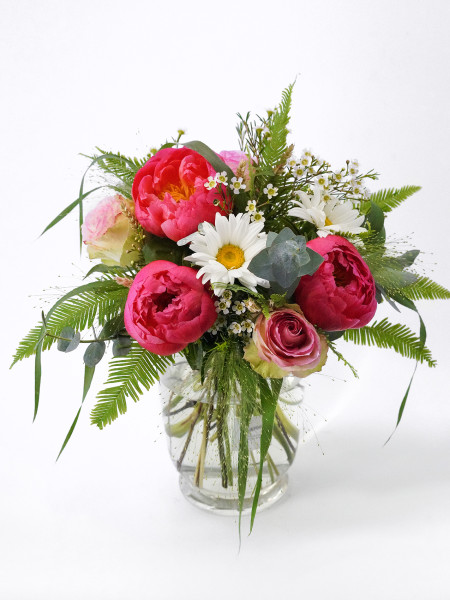 Букет «Руна» с коралловыми пионами и садовыми ромашками фото 1 &mdash; Городской букет