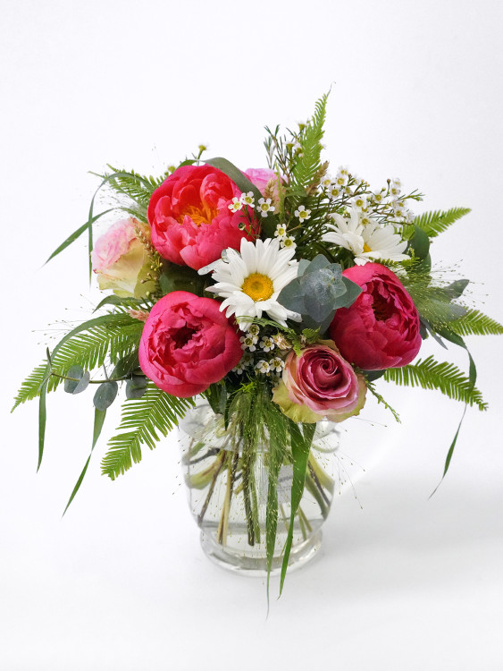 Букет «Руна» с коралловыми пионами и садовыми ромашками &mdash; Городской букет