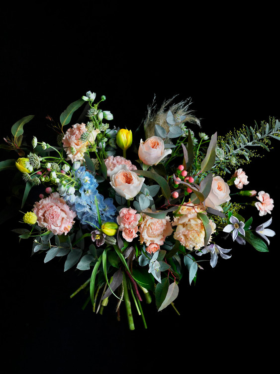 Букет «Нимфа» в очаровательном сочетании розовых и голубых цветов — Городской букет