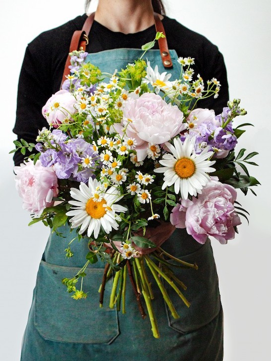 Букет «Лето» с пионами и ромашками — Городской букет