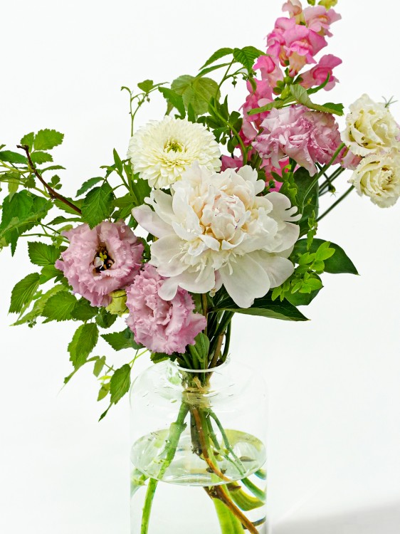 Букет «Анита» с пионом, эустомой и листвой малины &mdash; Городской букет