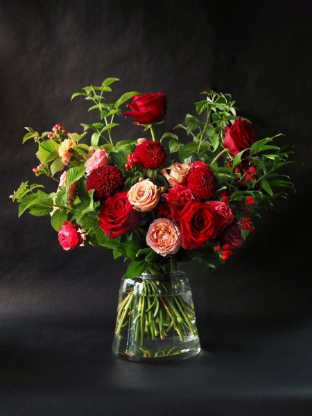 Букет «Элиза» в красно-кремовой гамме с розами и георгинами, от 5100 руб. фото 1 — Городской букет