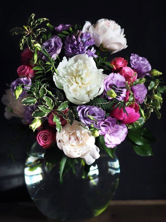 Букет «Лейви» с пионами и лизиантусами &mdash; Городской букет