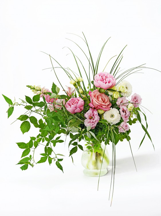 Букет «Анита» с пионами, эустомой и листвой малины, от 1650 руб. &mdash; Городской букет