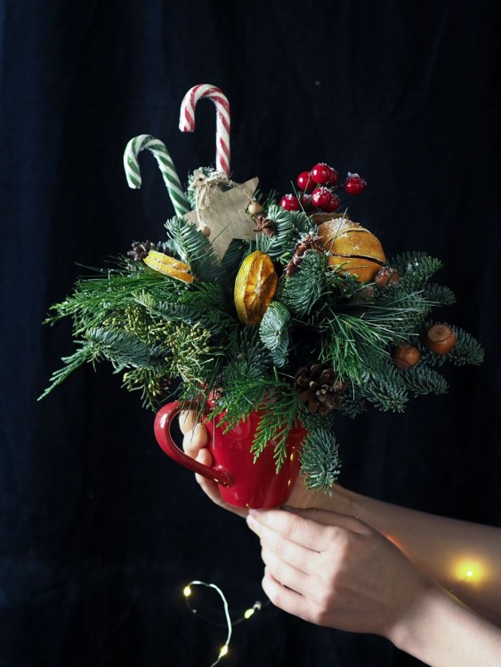 Новогодняя композиция в керамической чашке — Городской букет