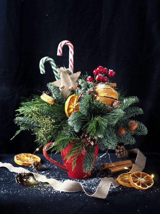 Новогодняя композиция в керамической чашке — Городской букет