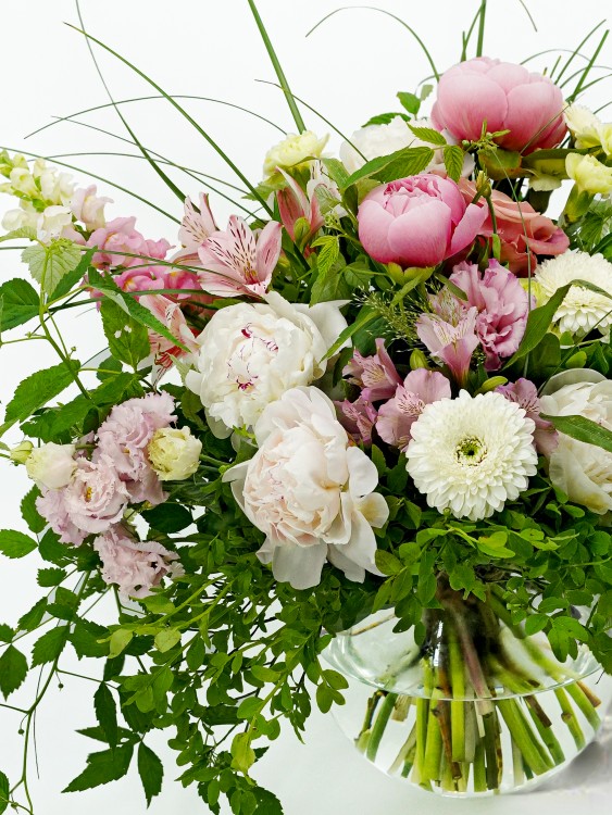 Букет «Анита» с пионами, эустомой и листвой малины, от 1650 руб. &mdash; Городской букет