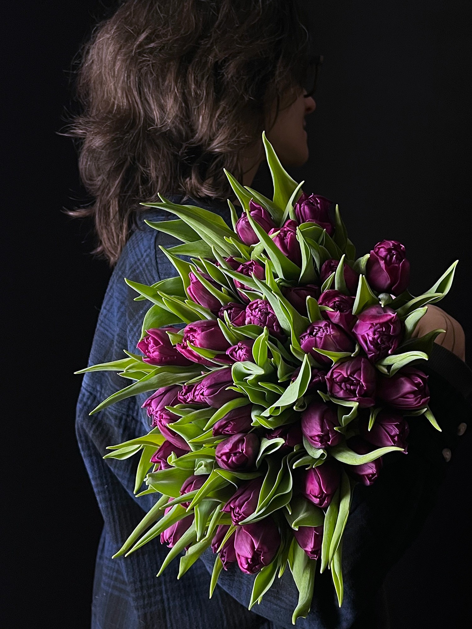 Букет из пурпурных тюльпанов фото 1 — Городской букет