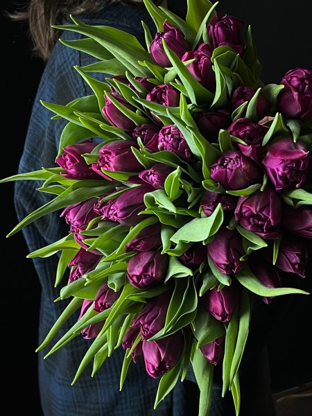 Букет из пурпурных тюльпанов фото 2 — Городской букет