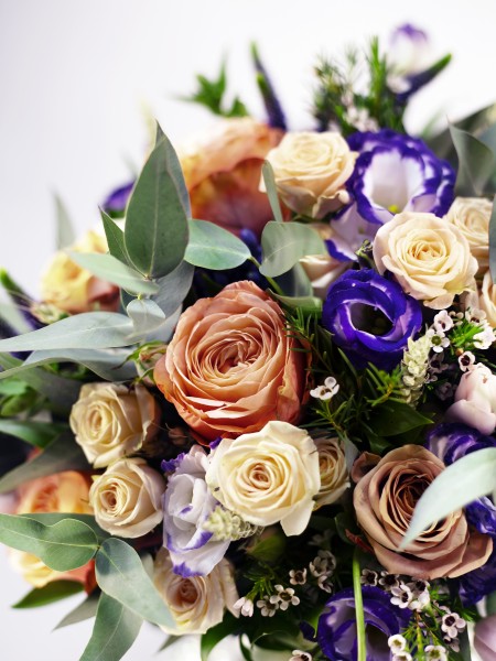Букет «Хлоя» с кремовыми розами, фиолетовым лизиантусом и эвкалиптом фото 3 — Городской букет