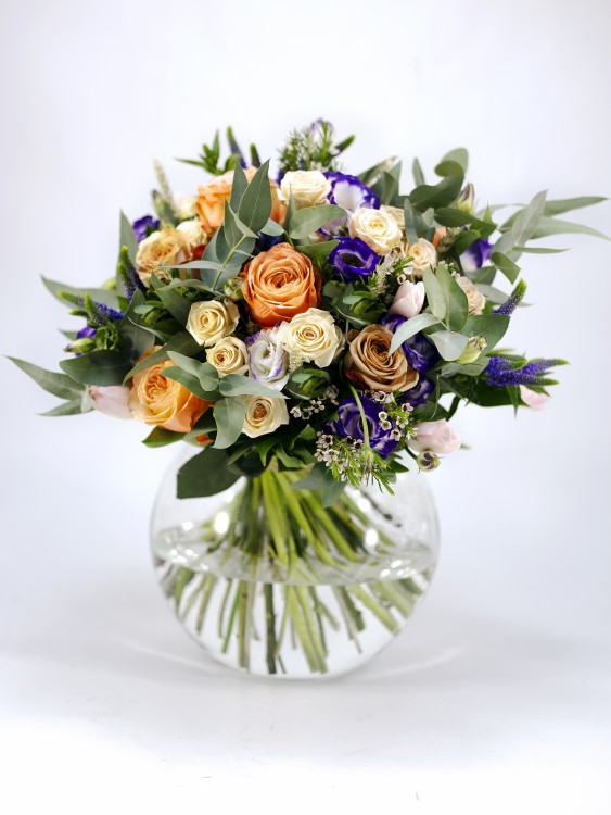 Букет «Хлоя» с кремовыми розами, фиолетовым лизиантусом и эвкалиптом — Городской букет