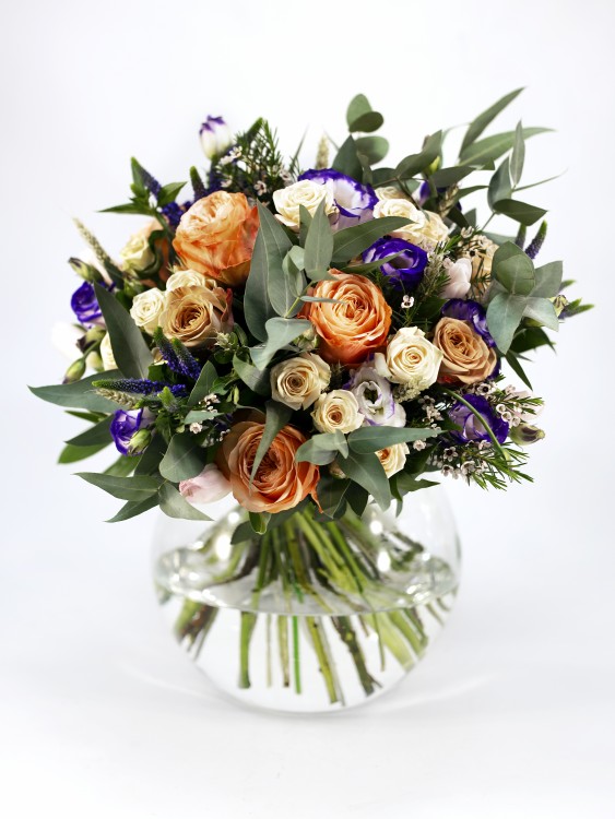 Букет «Хлоя» с кремовыми розами, фиолетовым лизиантусом и эвкалиптом — Городской букет