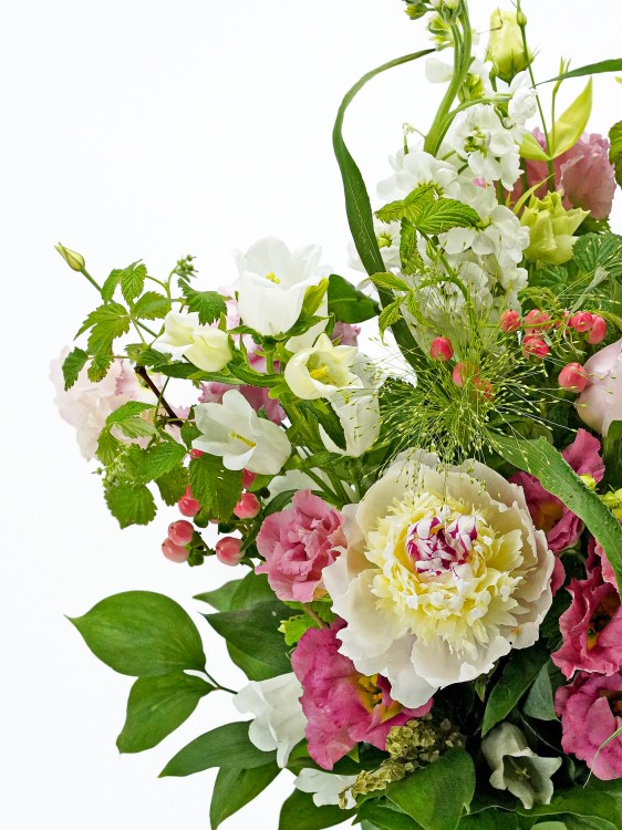 Букет «Майя» с пионами, колокольчиками и листвой малины, от 1650 руб. &mdash; Городской букет
