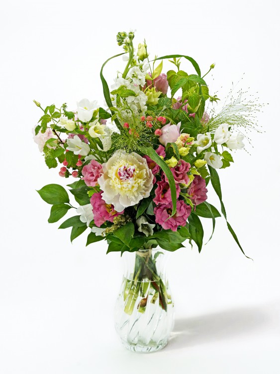 Букет «Майя» с пионами, колокольчиками и листвой малины, от 1650 руб. &mdash; Городской букет