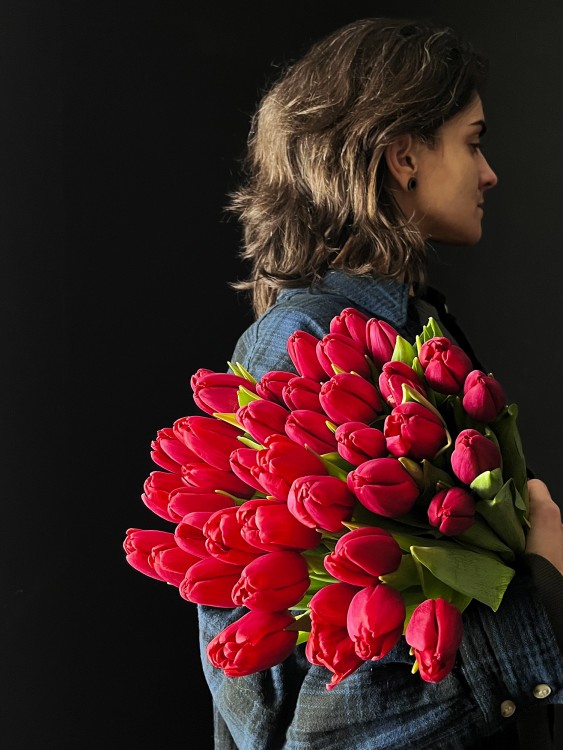Букет с яркими малиновыми тюльпанами, от 3000 руб. &mdash; Городской букет
