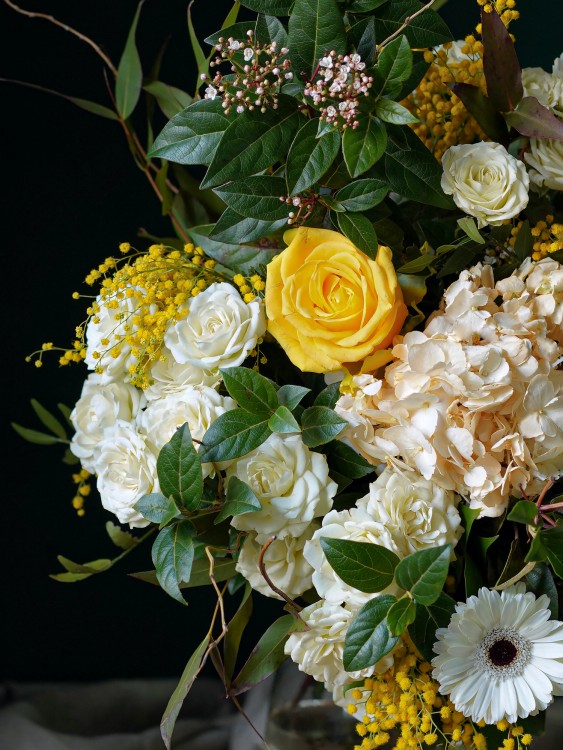 Букет «Астрид» с весенней мимозой и гортензией, от 7200 руб. — Городской букет