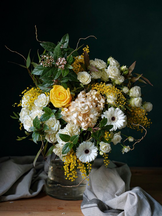 Букет «Астрид» с весенней мимозой и гортензией, от 7200 руб. — Городской букет