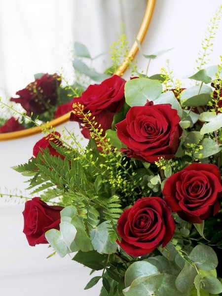 Букет «Леди» из классической красной розы и декоративной зелени фото 5 — Городской букет