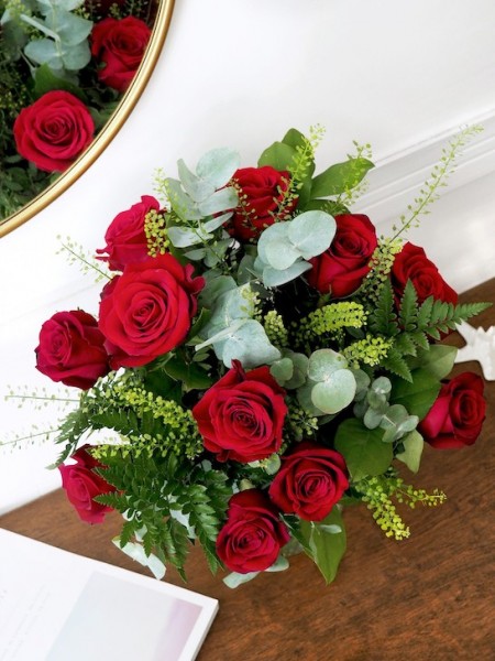 Букет «Леди» из классической красной розы и декоративной зелени фото 2 — Городской букет