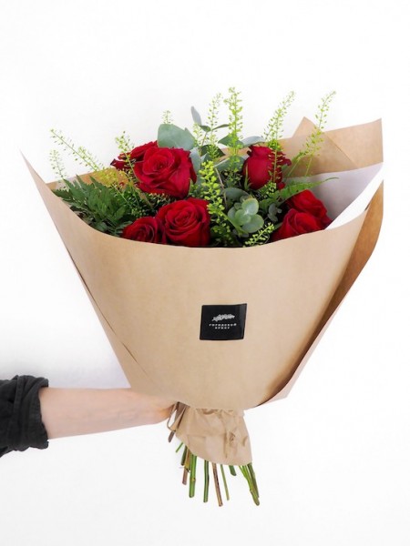 Букет «Леди» из классической красной розы и декоративной зелени фото 3 — Городской букет