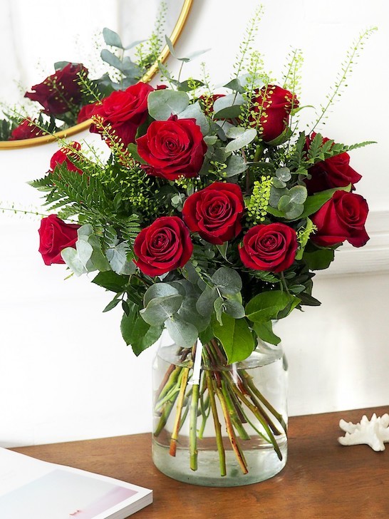 Букет «Леди» из классической красной розы и декоративной зелени фото 1 — Городской букет