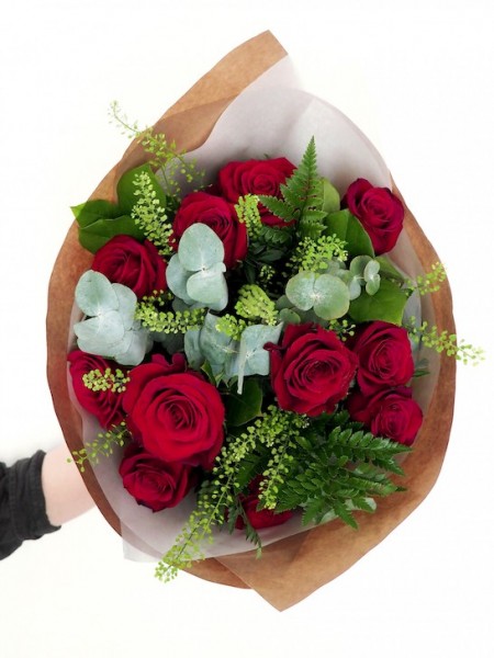 Букет «Леди» из классической красной розы и декоративной зелени фото 4 — Городской букет