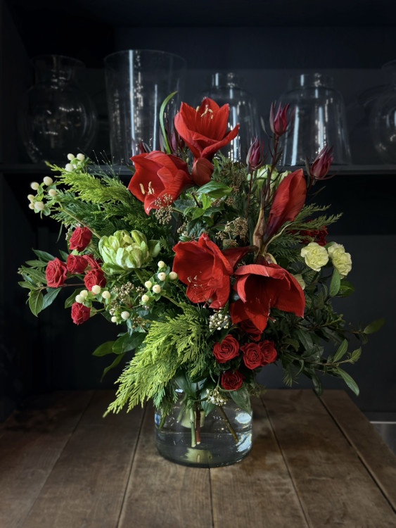 Букет «Вимиур» с алыми цветами и хвоей  — Городской букет