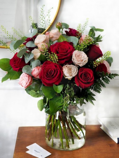 Букет «Жаклин» из красных крупных роз и пионовидных кустовых роз фото 1 — Городской букет