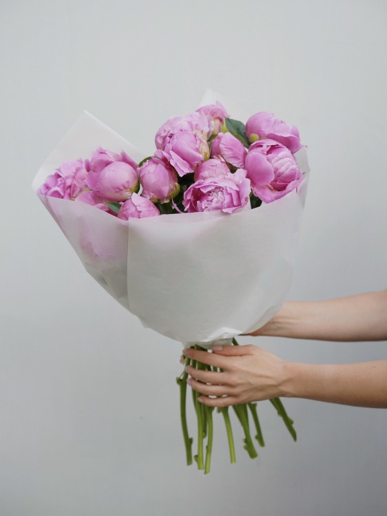 Букет из пышных нежно-розовых пионов — Городской букет