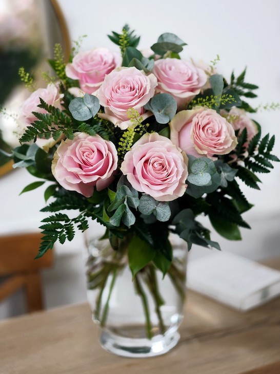 Букет «Стефания» из нежно-розовой розы Пинк Мондиаль / Pink Mondiale и декоративной зелени фото 1 — Городской букет