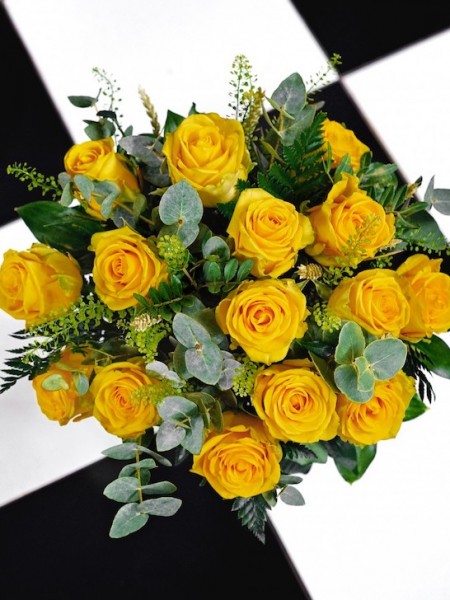 Букет «Ариана» из ярко-желтых роз и декоративной зелени фото 2 — Городской букет