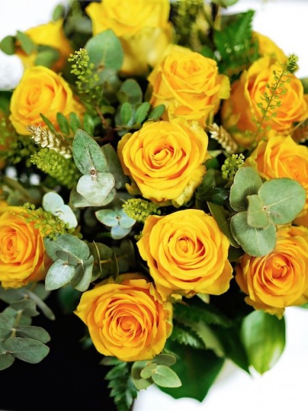 Букет «Ариана» из ярко-желтых роз и декоративной зелени фото 3 — Городской букет