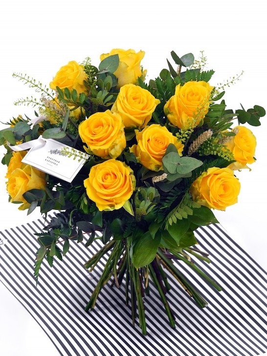 Букет «Ариана» из ярко-желтых роз и декоративной зелени фото 1 — Городской букет
