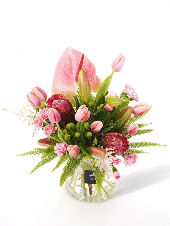 Букет «Розовый кристалл» с розовым антуриумом и протеей — Городской букет