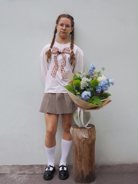 Букет-комплимент в белоснежно-голубой гамме с дельфиниумом фото 1 &mdash; Городской букет