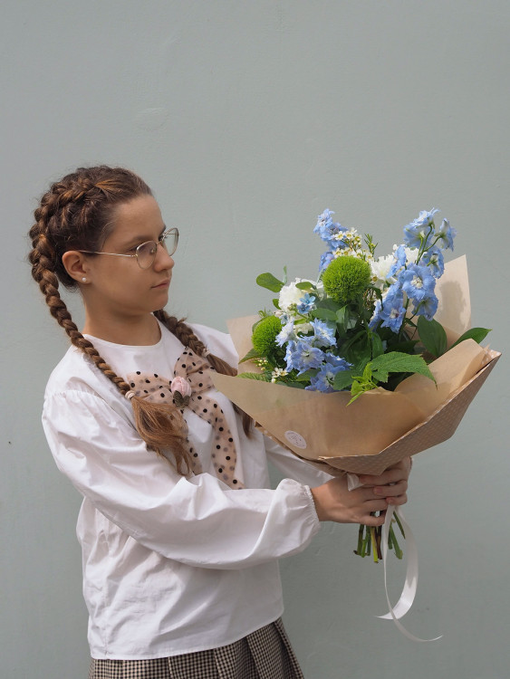 Букет-комплимент в белоснежно-голубой гамме с дельфиниумом &mdash; Городской букет