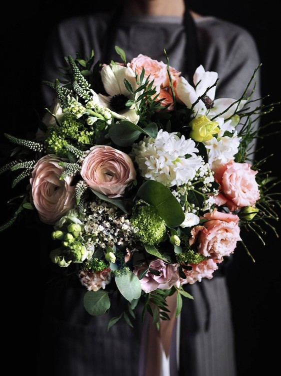 Букет «Лив» с крупными ранункулюсами, анемонами и весенней зеленью — Городской букет