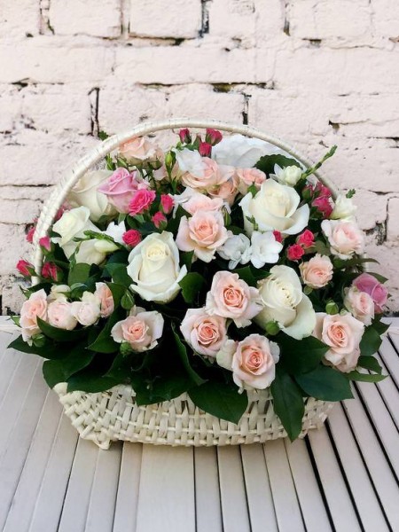 Корзина «Белла» из белых и розовых роз фото 1 — Городской букет