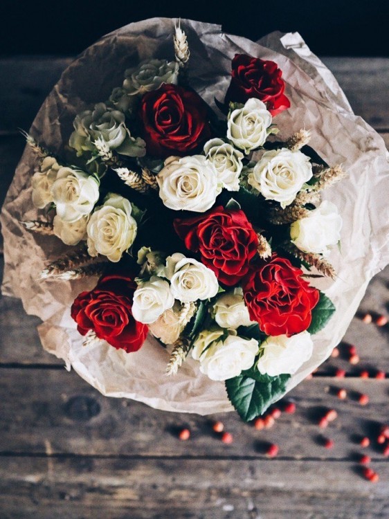 Букет «Амели» красно-белое ассорти роз, с полевыми колосками — Городской букет